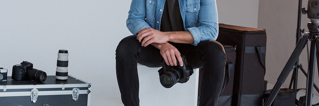 persona sentada en un estudio de fotografía con una cámara en la mano
