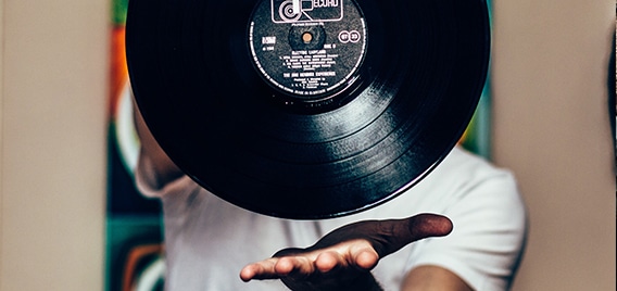 manos sujetando un vinilo