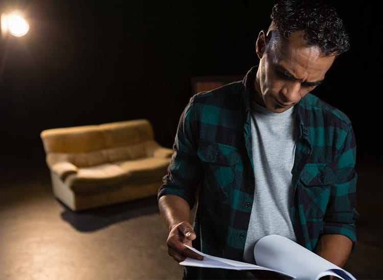 Qué son las acotaciones en un guion de cine u obra de teatro