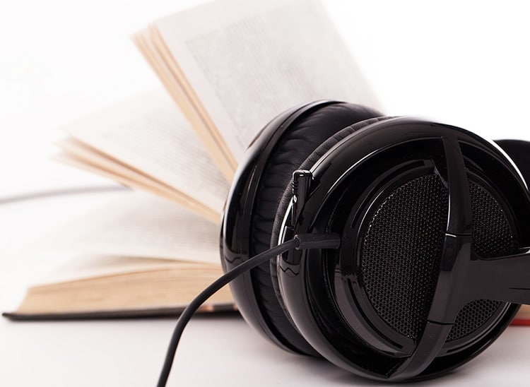 trabaja como actor de voz en audiolibros
