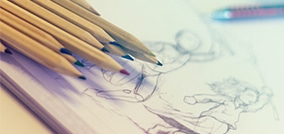 lápices de colores y papel blanco con dibujos