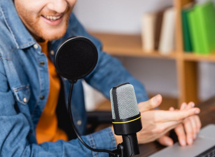 como ganar dinero con audiolibros
