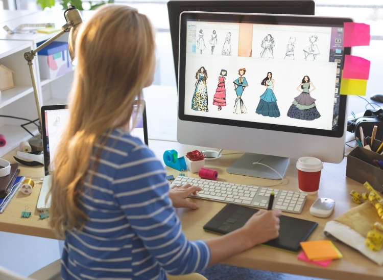 En la imagen, una joven dise&ntilde;a figuras femeninas en su ordenador usando programas para ilustraci&oacute;n digital